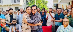 এক ছাতার তলে কলারোয়া বিএনপি। সাবেক এমপি হাবিবুল ইসলাম হাবিব আজ গেলেন সাবেক মেয়র আক্তারুল এর বাসায়।